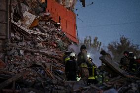 Russian guided bomb hits Zaporizhzhia apartment block