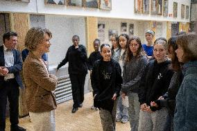 Anne Genetet Visits Middle School - Paris