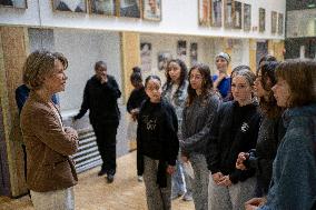 Anne Genetet Visits Middle School - Paris