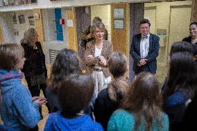 Anne Genetet Visits Middle School - Paris