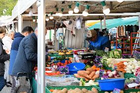 Neuville Sur Saone Market