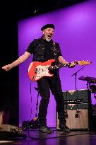 Richard Thompson Performs