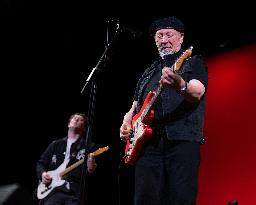 Richard Thompson Performs