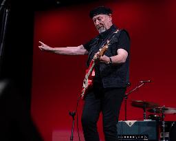 Richard Thompson Performs