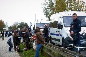 Toulouse: 'Ecureuils' Try To Slown Down The LGV Project On He Canal Du Lidi