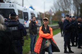 Toulouse: 'Ecureuils' Try To Slown Down The LGV Project On He Canal Du Lidi