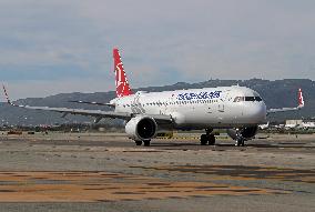 Turkish Airlines Airbus A321 on the runway at Barcelona Airport