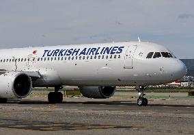 Turkish Airlines Airbus A321 on the runway at Barcelona Airport