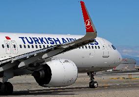 Turkish Airlines Airbus A321 on the runway at Barcelona Airport