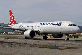 Turkish Airlines Airbus A321 on the runway at Barcelona Airport