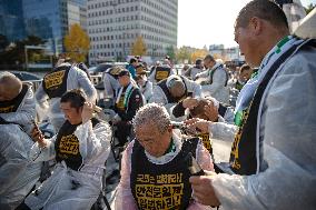 100 Cargo Union Members Shave Heads In Protest To Demand Legislation For Safe Freight Rates