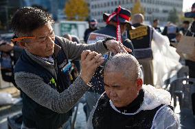 100 Cargo Union Members Shave Heads In Protest To Demand Legislation For Safe Freight Rates