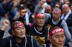 100 Cargo Union Members Shave Heads In Protest To Demand Legislation For Safe Freight Rates