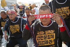 100 Cargo Union Members Shave Heads In Protest To Demand Legislation For Safe Freight Rates