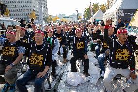 100 Cargo Union Members Shave Heads In Protest To Demand Legislation For Safe Freight Rates