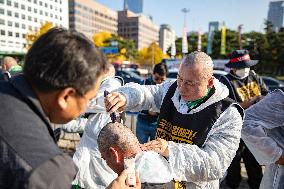 100 Cargo Union Members Shave Heads In Protest To Demand Legislation For Safe Freight Rates