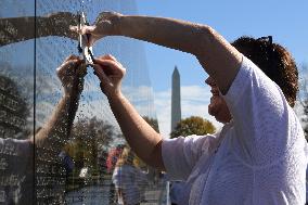 DC: US Family members hold a Veterans Day conmemoration