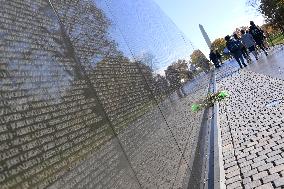 DC: US Family members hold a Veterans Day conmemoration