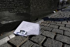 DC: US Family members hold a Veterans Day conmemoration