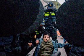 Dozens Detained After Protesters Defy Ban - Amsterdam