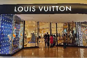 LOUIS VUITTON Store