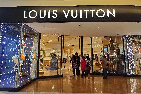 LOUIS VUITTON Store