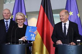 German Chancellor receives Annual Report on Economic Development