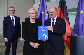 German Chancellor receives Annual Report on Economic Development