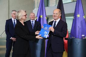 German Chancellor receives Annual Report on Economic Development