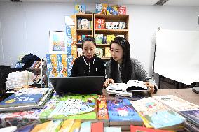 Gen-Z Sell Books via Livestreaming - China