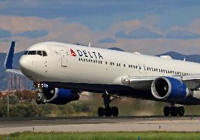 Delta Boeing 767 taking off from Barcelona airport