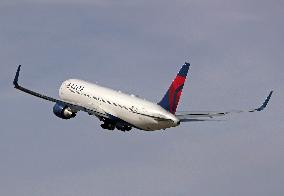 Delta Boeing 767 taking off from Barcelona airport