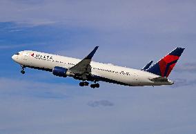 Delta Boeing 767 taking off from Barcelona airport