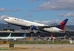 Delta Boeing 767 taking off from Barcelona airport