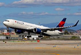 Delta Boeing 767 taking off from Barcelona airport