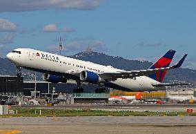 Delta Boeing 767 taking off from Barcelona airport