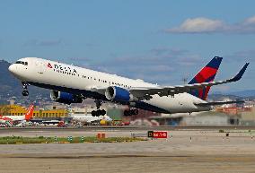 Delta Boeing 767 taking off from Barcelona airport