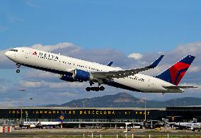 Delta Boeing 767 taking off from Barcelona airport