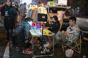 Night Markets Promote Consumption in Nanjing