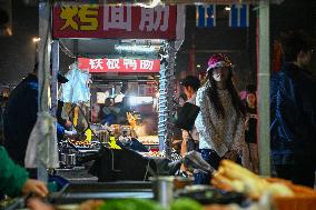 Night Markets Promote Consumption in Nanjing