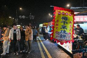 Night Markets Promote Consumption in Nanjing