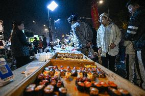 Night Markets Promote Consumption in Nanjing