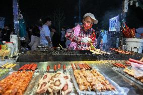 Night Markets Promote Consumption in Nanjing