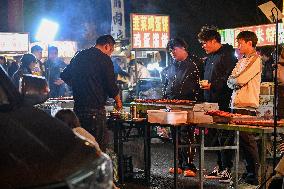 Night Markets Promote Consumption in Nanjing