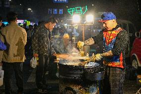 Night Markets Promote Consumption in Nanjing