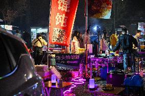 Night Markets Promote Consumption in Nanjing