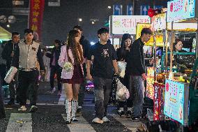 Night Markets Promote Consumption in Nanjing