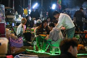 Night Markets Promote Consumption in Nanjing