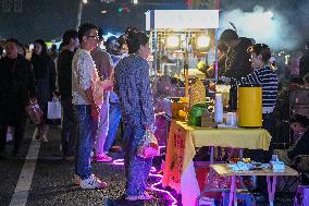 Night Markets Promote Consumption in Nanjing