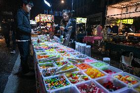 Night Markets Promote Consumption in Nanjing